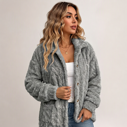 ✨ Cette veste décontractée en peluche pour femme avec boutonnage mise sur une allure facile à porter au quotidien 🧥