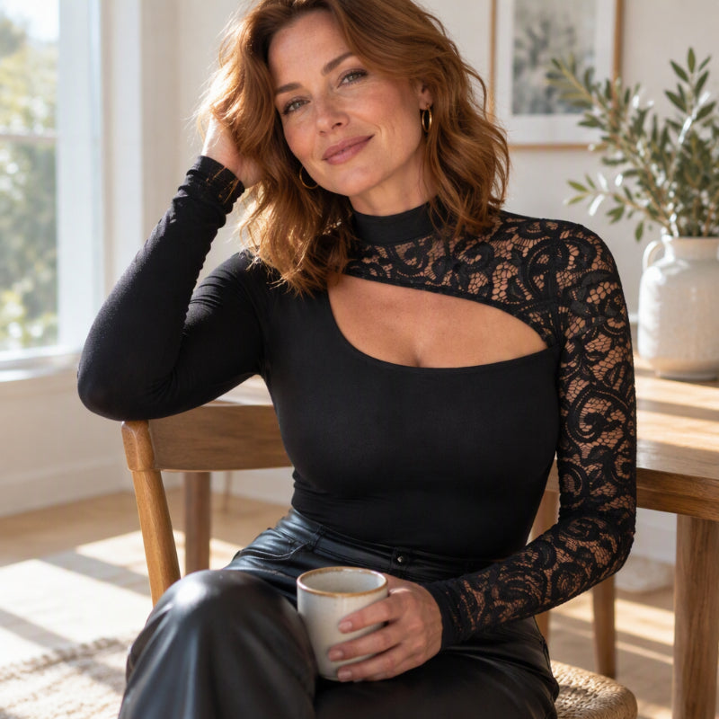 ✨ Haut en dentelle chic pour femme, avec découpe asymétrique élégante 🤍